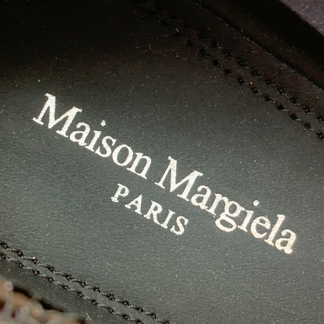 【Maison Margie*a】玛吉拉分趾单鞋。复古韵味，显瘦百搭。鞋面原版植柔羊皮、爆裂皮、刀割皮。