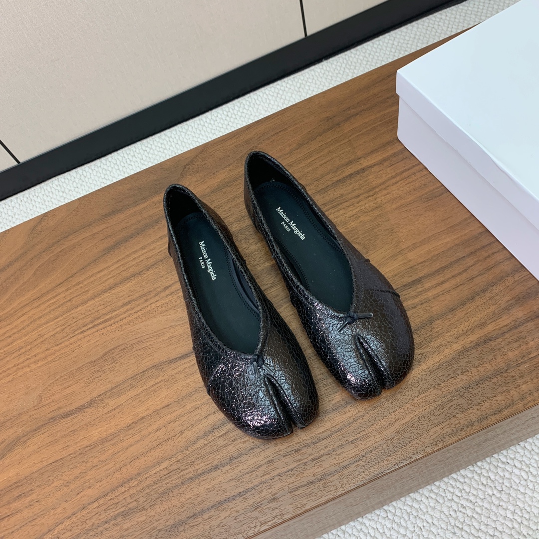 【Maison Margie*a】玛吉拉分趾单鞋。复古韵味，显瘦百搭。鞋面原版植柔羊皮、爆裂皮、刀割皮。