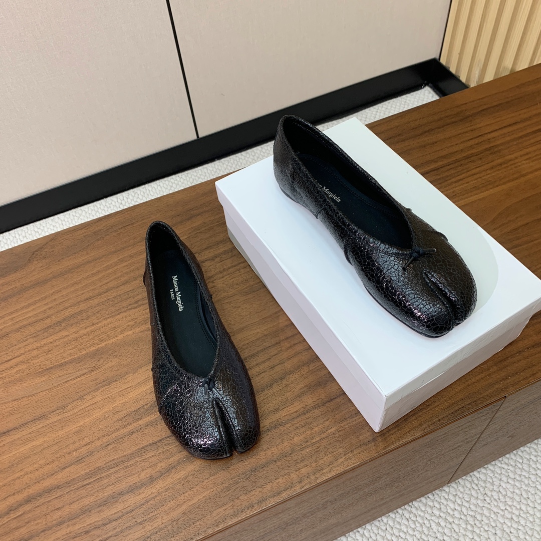 【Maison Margie*a】玛吉拉分趾单鞋。复古韵味，显瘦百搭。鞋面原版植柔羊皮、爆裂皮、刀割皮。
