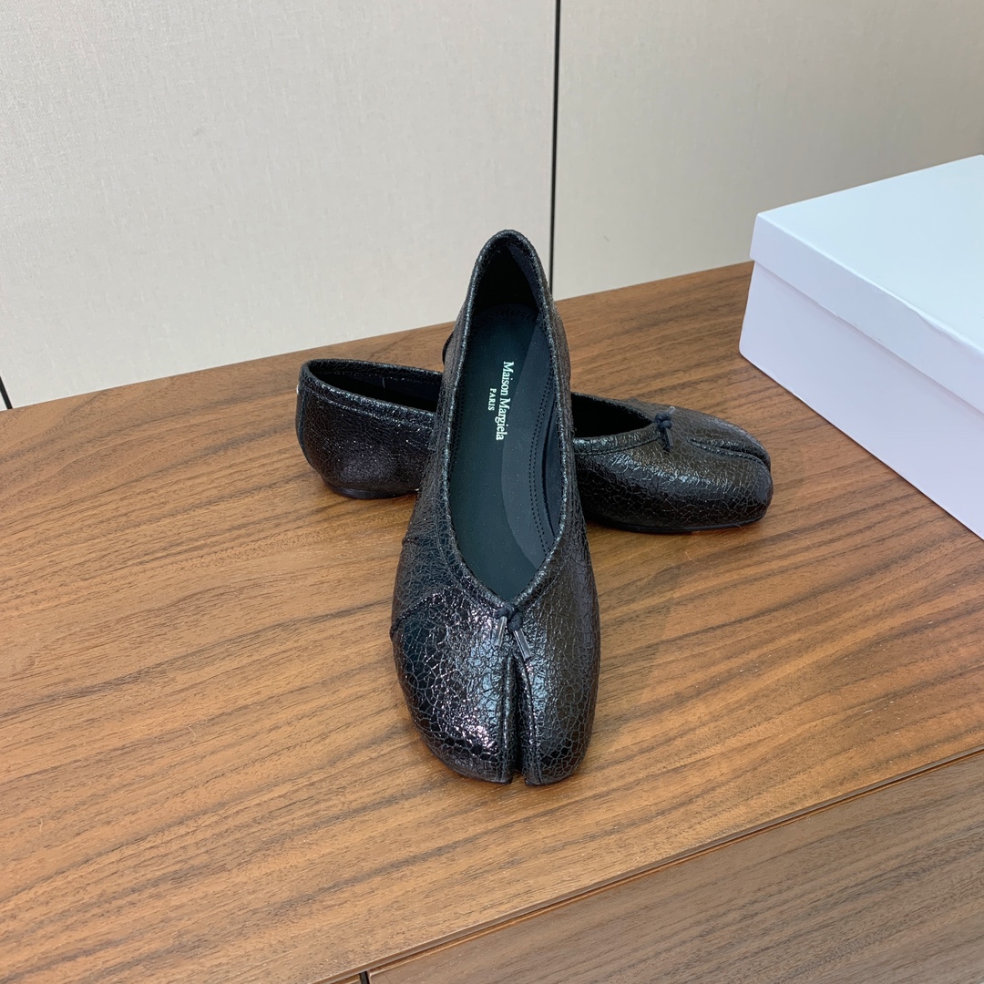 【Maison Margie*a】玛吉拉分趾单鞋。复古韵味，显瘦百搭。鞋面原版植柔羊皮、爆裂皮、刀割皮。