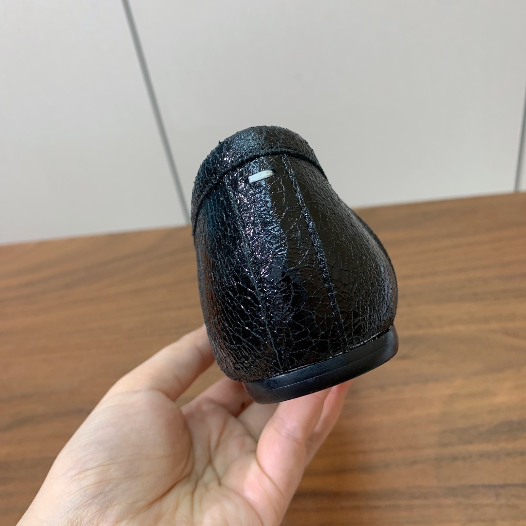 【Maison Margie*a】玛吉拉分趾单鞋。复古韵味，显瘦百搭。鞋面原版植柔羊皮、爆裂皮、刀割皮。