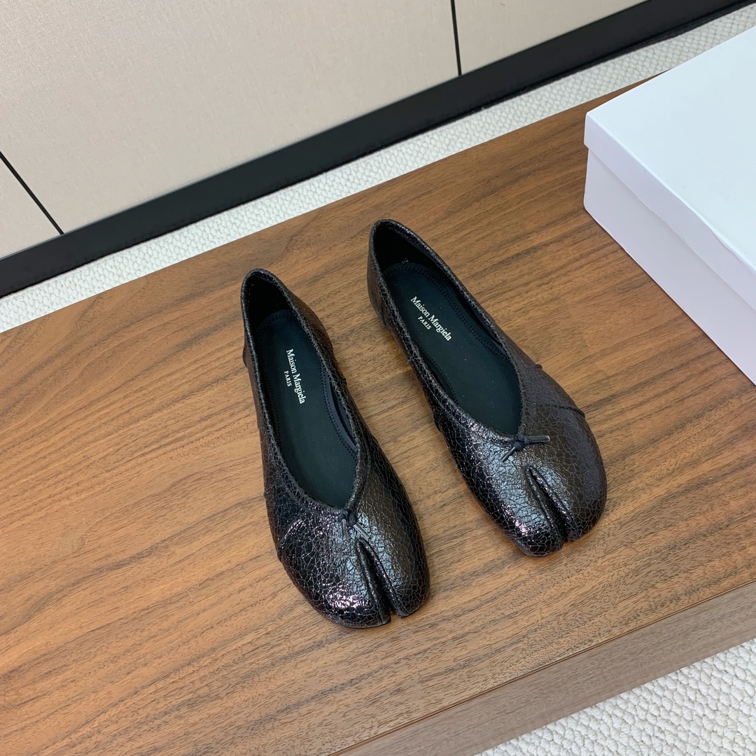 【Maison Margie*a】玛吉拉分趾单鞋。复古韵味，显瘦百搭。鞋面原版植柔羊皮、爆裂皮、刀割皮。