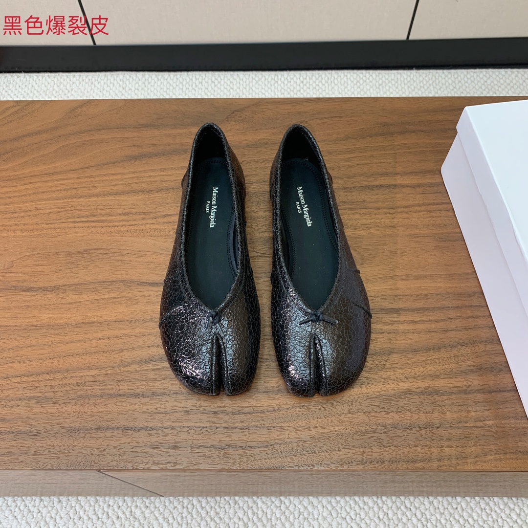 【Maison Margie*a】玛吉拉分趾单鞋。复古韵味，显瘦百搭。鞋面原版植柔羊皮、爆裂皮、刀割皮。