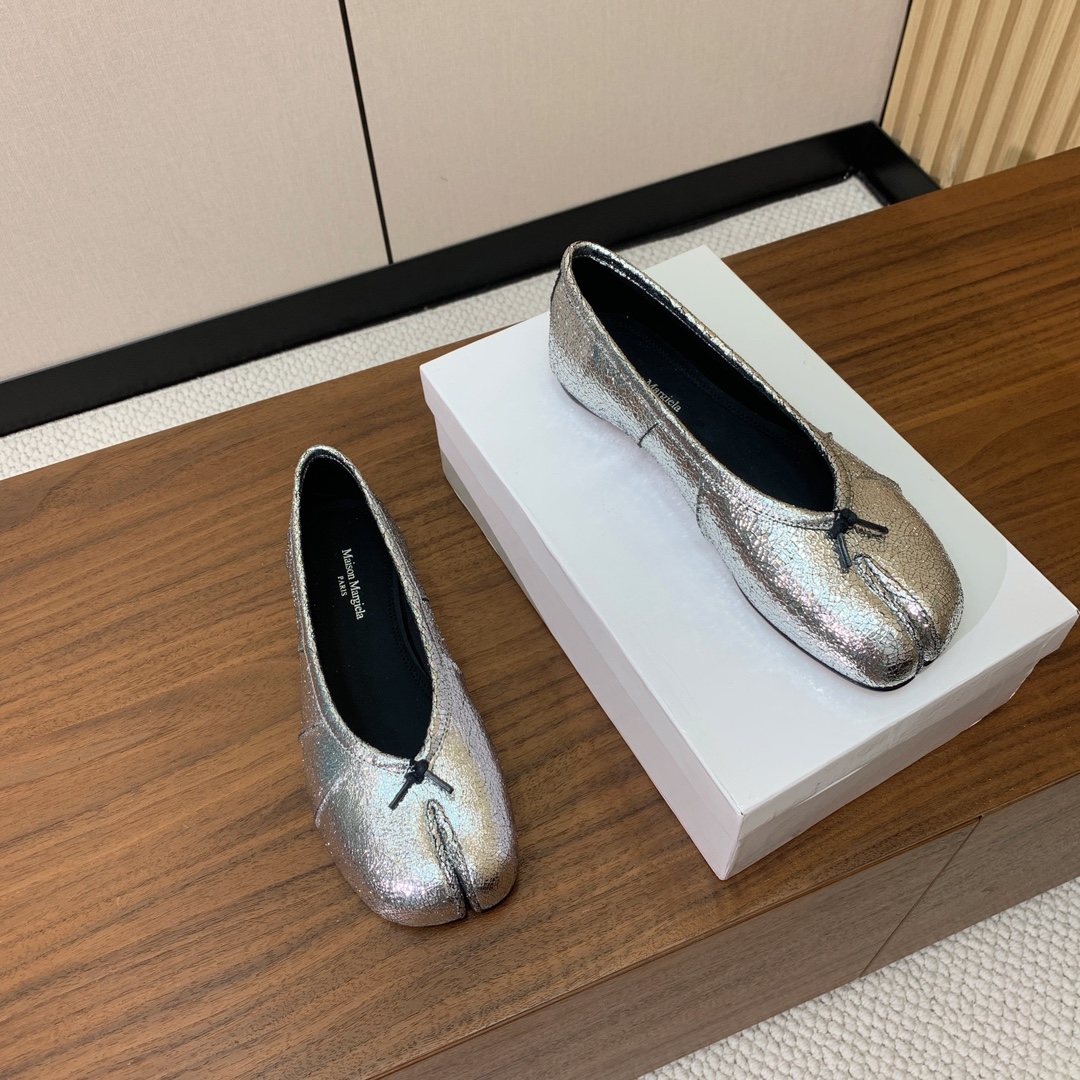 【Maison Margie*a】玛吉拉分趾单鞋。复古韵味，显瘦百搭。鞋面原版植柔羊皮、爆裂皮、刀割皮。