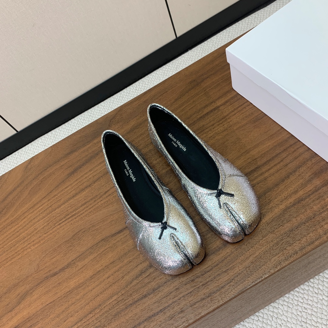 【Maison Margie*a】玛吉拉分趾单鞋。复古韵味，显瘦百搭。鞋面原版植柔羊皮、爆裂皮、刀割皮。