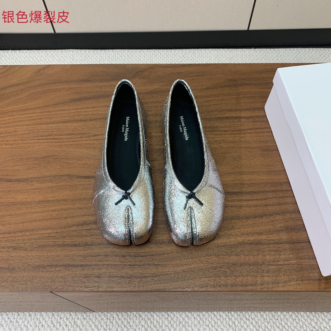 【Maison Margie*a】玛吉拉分趾单鞋。复古韵味，显瘦百搭。鞋面原版植柔羊皮、爆裂皮、刀割皮。