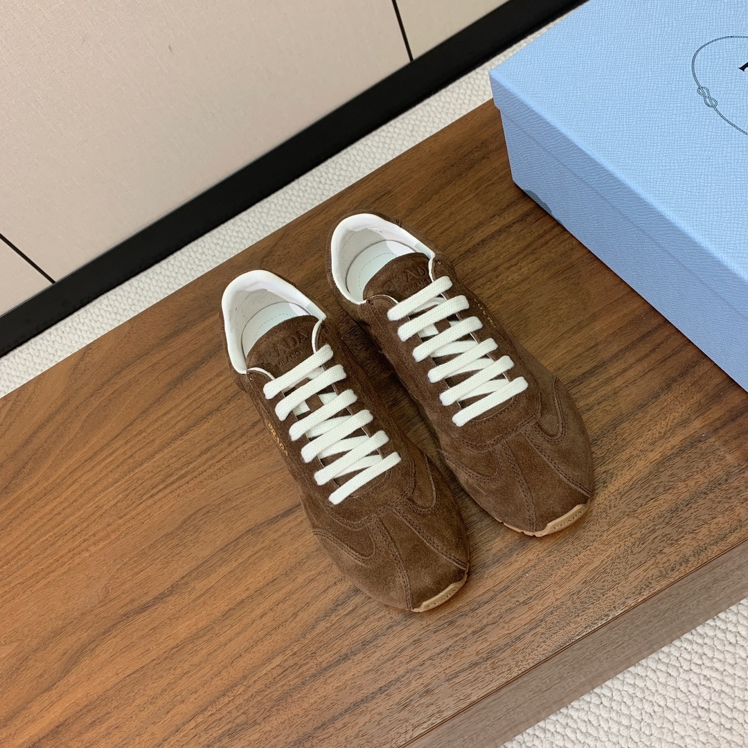 【Prad*】复古运动鞋。上脚非常舒适。鞋面牛京。羊皮内里及垫脚。定制橡胶大底。 码数:35-40(40