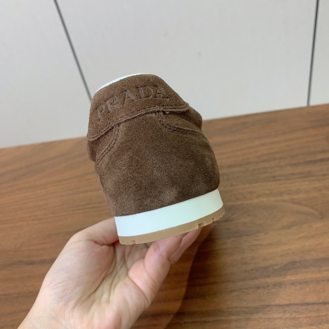 【Prad*】复古运动鞋。上脚非常舒适。鞋面牛京。羊皮内里及垫脚。定制橡胶大底。 码数:35-40(40