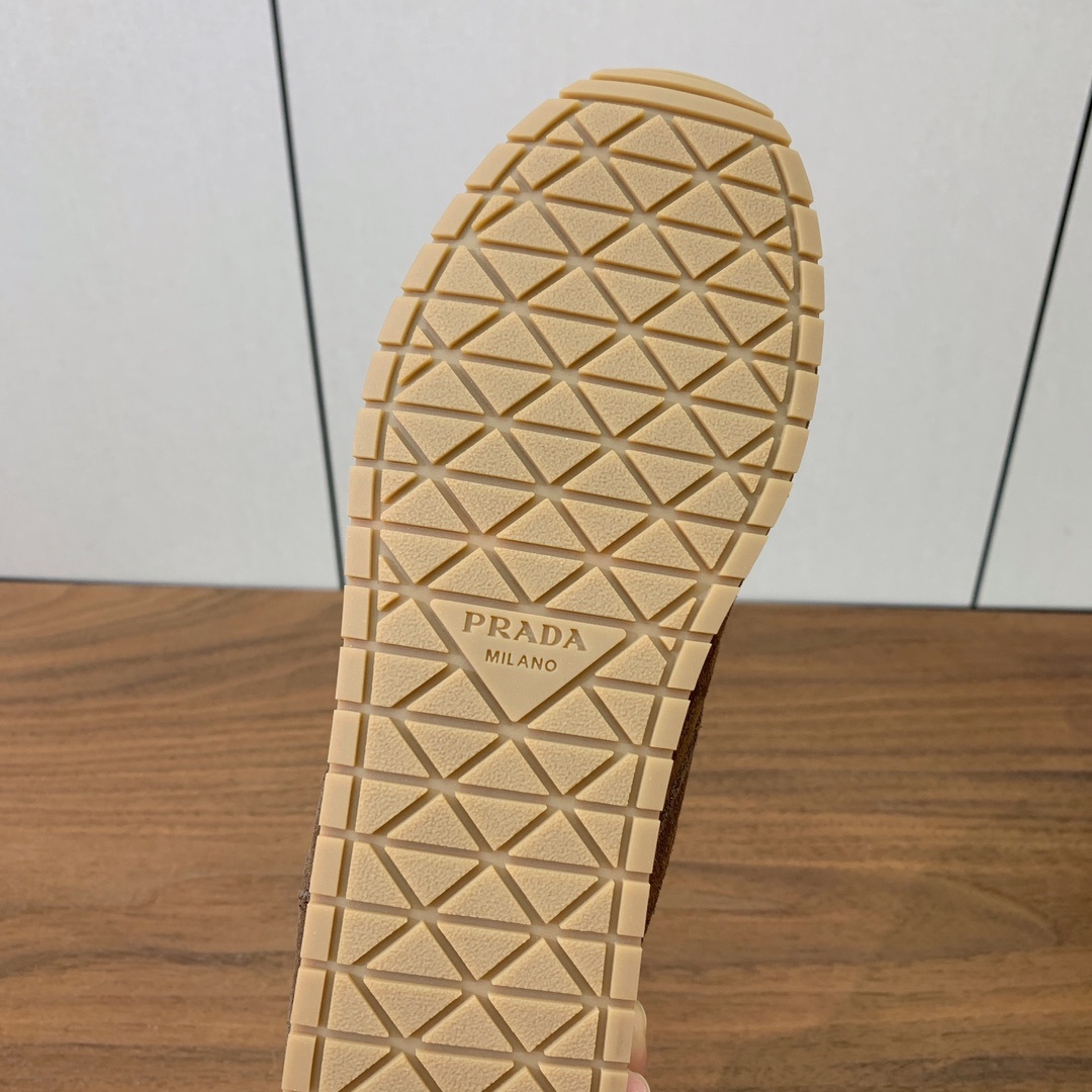 【Prad*】复古运动鞋。上脚非常舒适。鞋面牛京。羊皮内里及垫脚。定制橡胶大底。 码数:35-40(40
