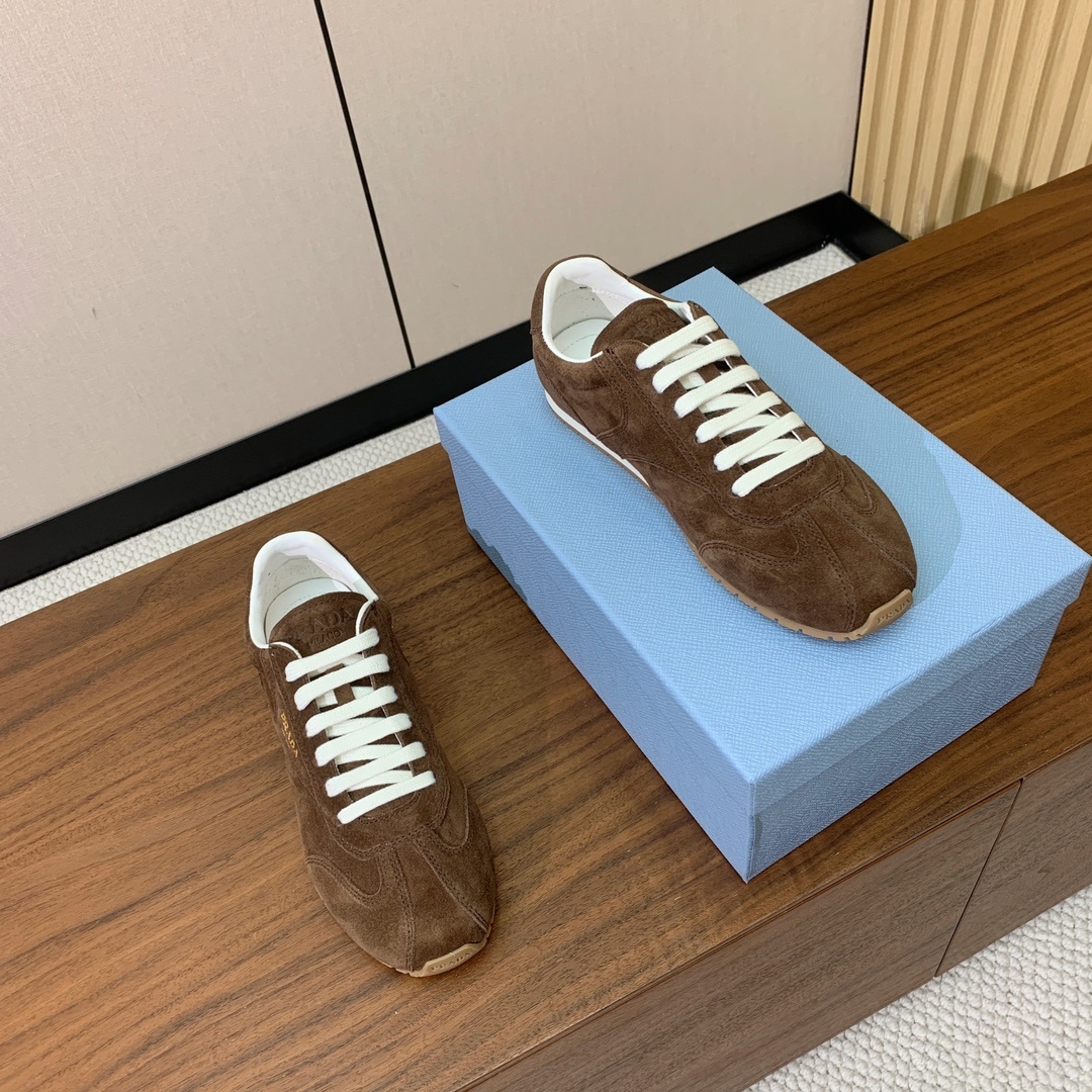 【Prad*】复古运动鞋。上脚非常舒适。鞋面牛京。羊皮内里及垫脚。定制橡胶大底。 码数:35-40(40