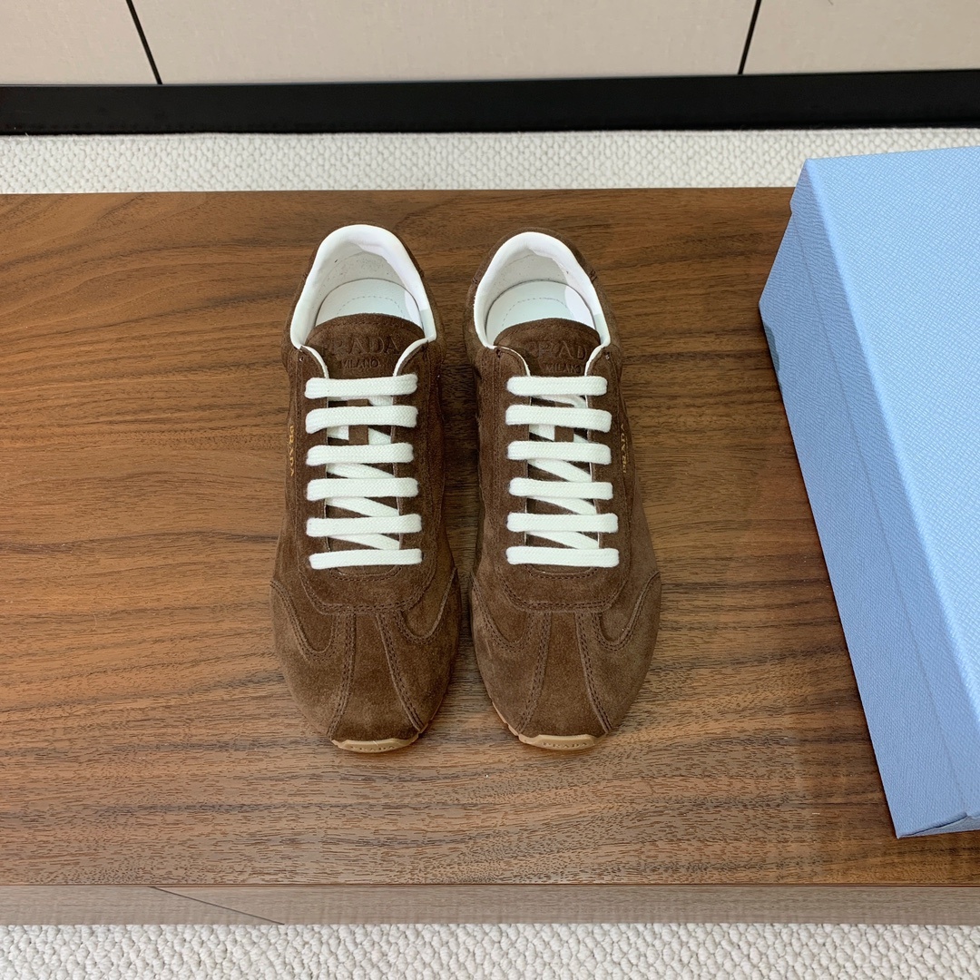 【Prad*】复古运动鞋。上脚非常舒适。鞋面牛京。羊皮内里及垫脚。定制橡胶大底。 码数:35-40(40