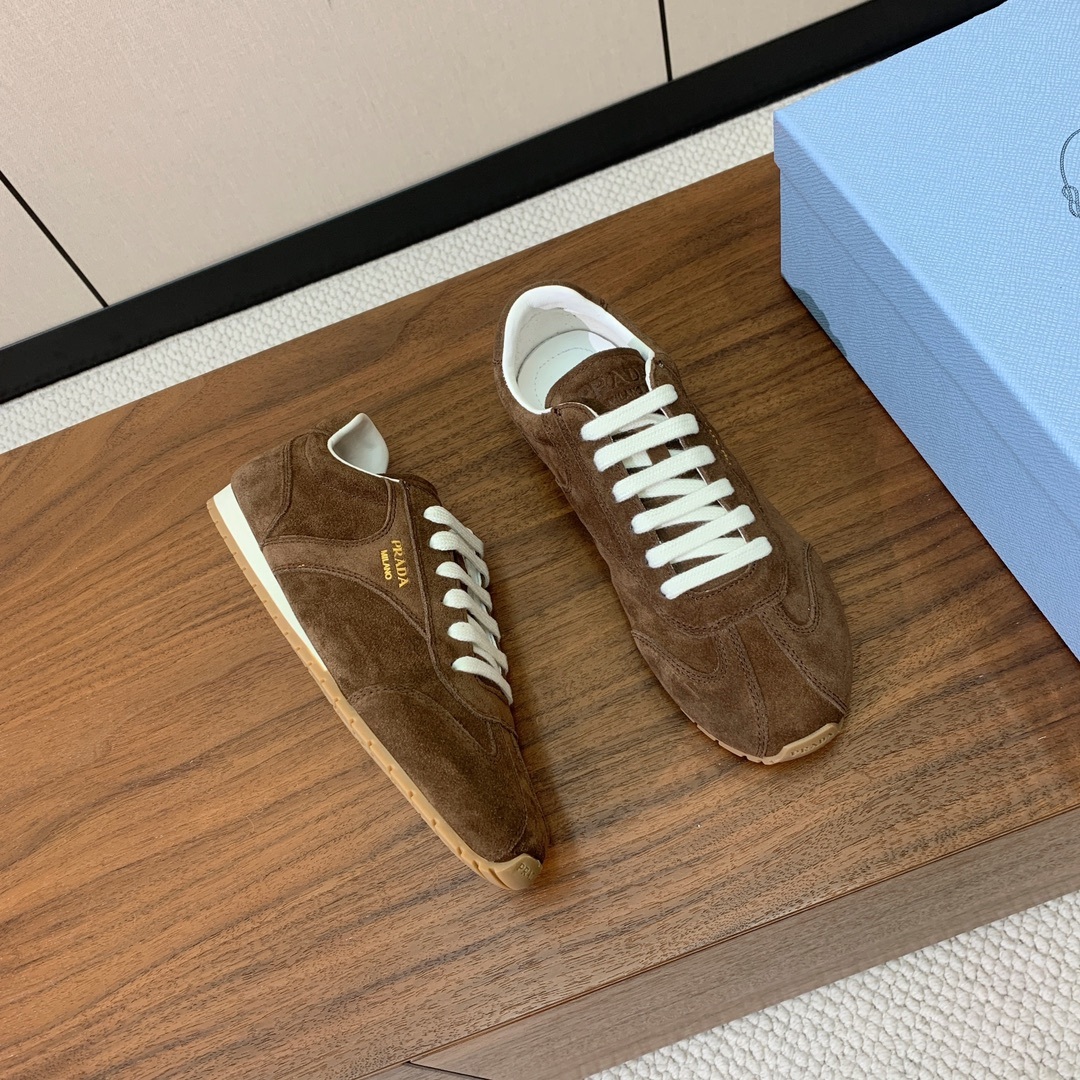 【Prad*】复古运动鞋。上脚非常舒适。鞋面牛京。羊皮内里及垫脚。定制橡胶大底。 码数:35-40(40
