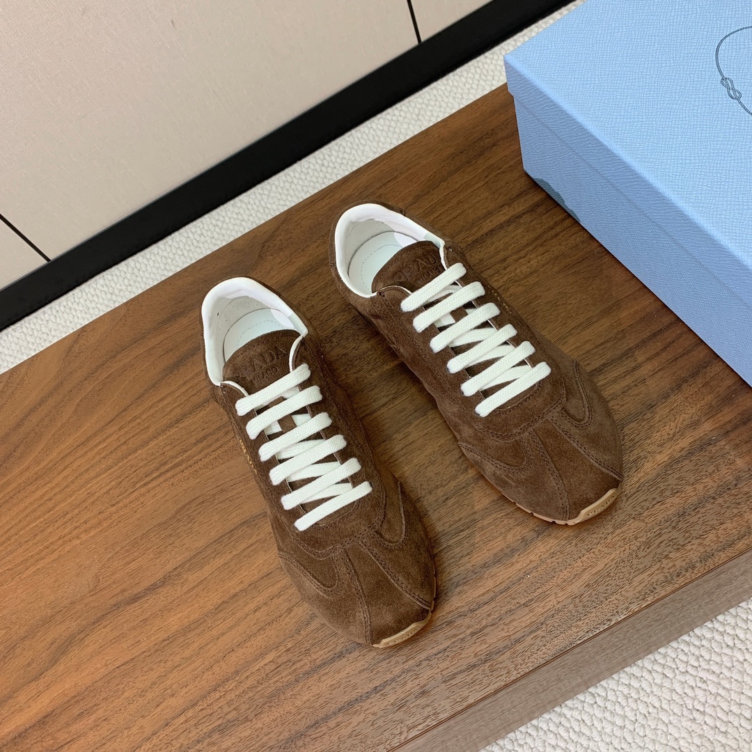 【Prad*】复古运动鞋。上脚非常舒适。鞋面牛京。羊皮内里及垫脚。定制橡胶大底。 码数:35-40(40