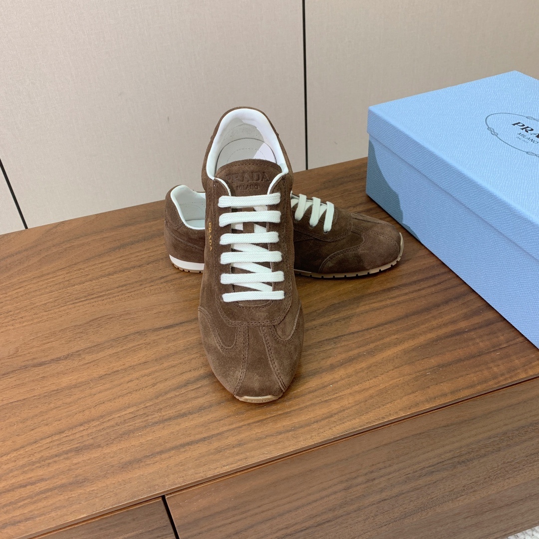 【Prad*】复古运动鞋。上脚非常舒适。鞋面牛京。羊皮内里及垫脚。定制橡胶大底。 码数:35-40(40