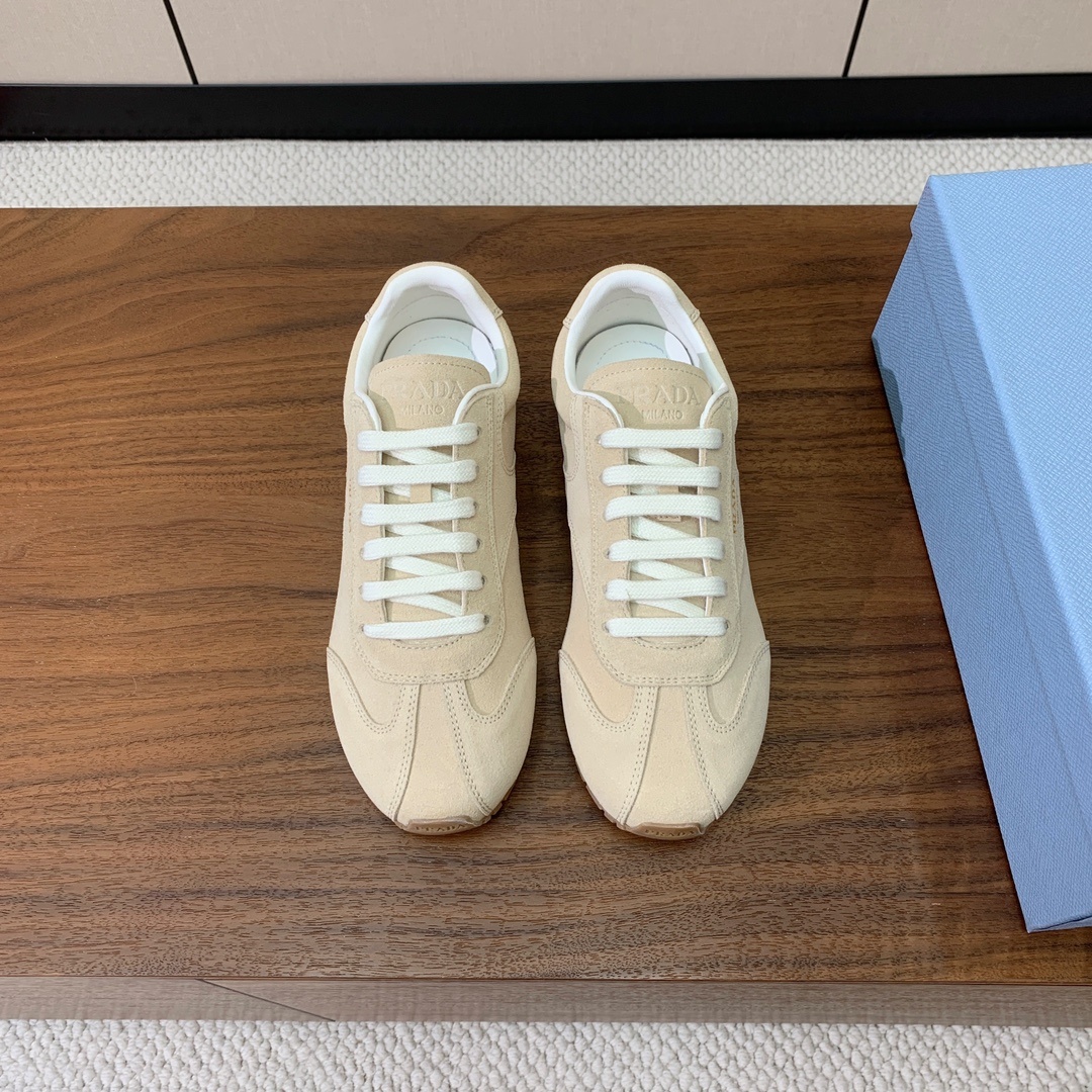 【Prad*】复古运动鞋。上脚非常舒适。鞋面牛京。羊皮内里及垫脚。定制橡胶大底。 码数:35-40(40