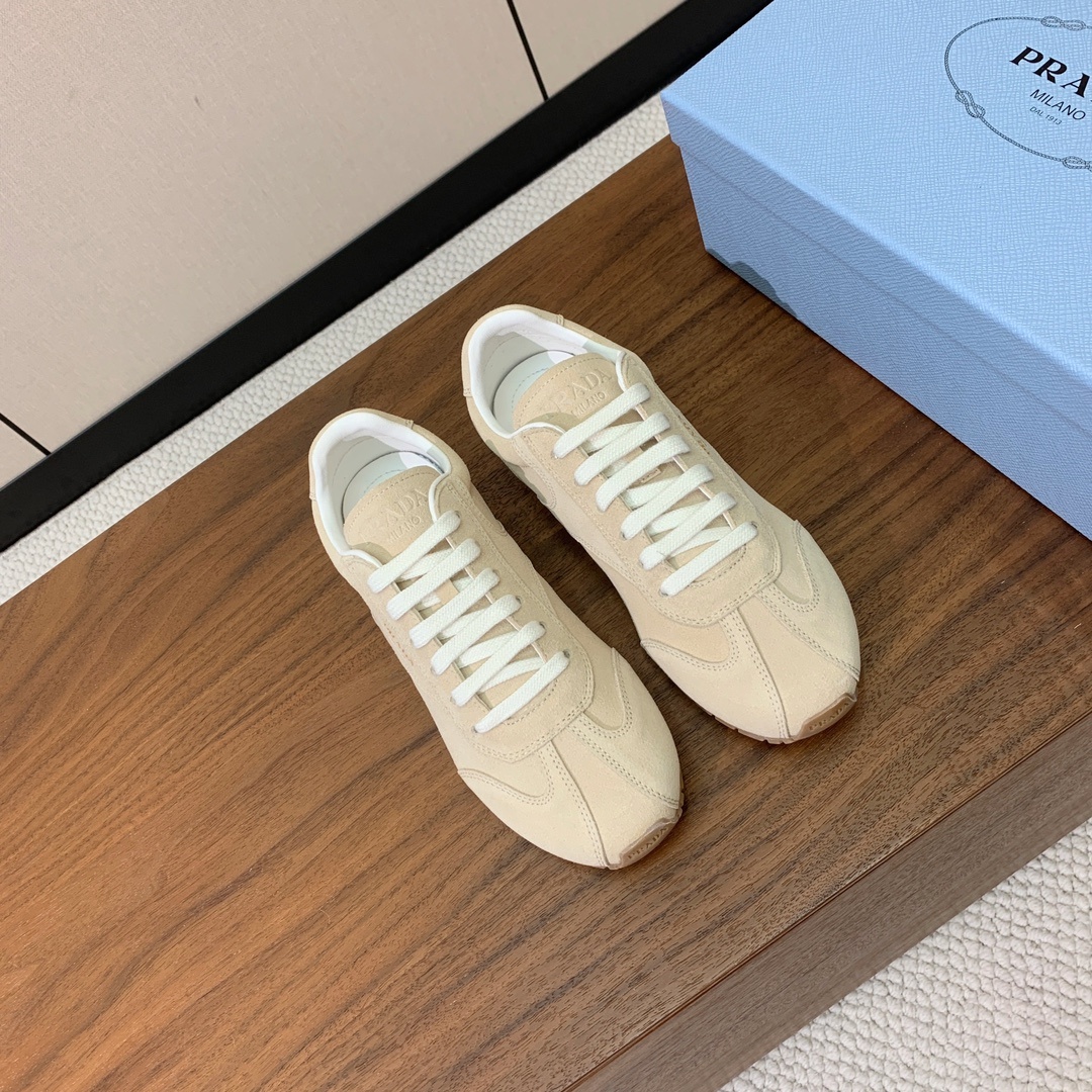 【Prad*】复古运动鞋。上脚非常舒适。鞋面牛京。羊皮内里及垫脚。定制橡胶大底。 码数:35-40(40