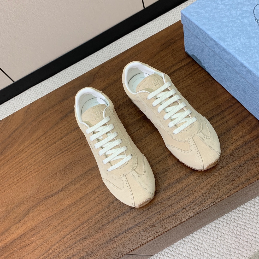 【Prad*】复古运动鞋。上脚非常舒适。鞋面牛京。羊皮内里及垫脚。定制橡胶大底。 码数:35-40(40