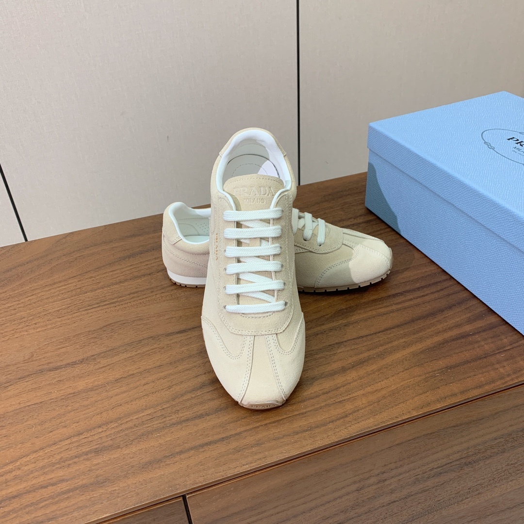 【Prad*】复古运动鞋。上脚非常舒适。鞋面牛京。羊皮内里及垫脚。定制橡胶大底。 码数:35-40(40