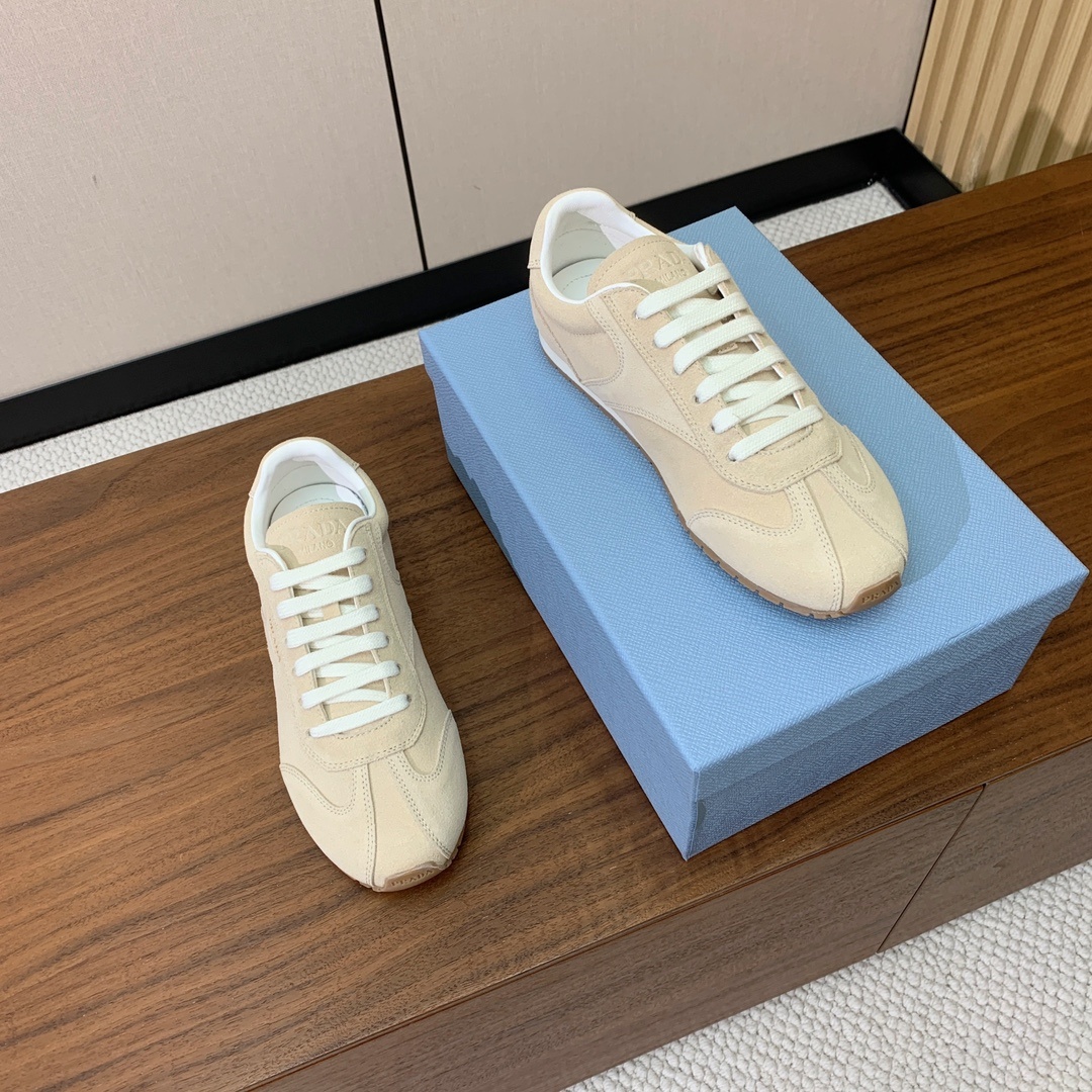 【Prad*】复古运动鞋。上脚非常舒适。鞋面牛京。羊皮内里及垫脚。定制橡胶大底。 码数:35-40(40