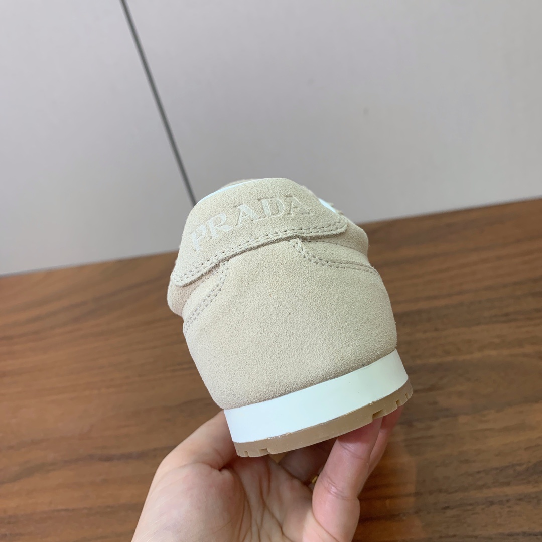 【Prad*】复古运动鞋。上脚非常舒适。鞋面牛京。羊皮内里及垫脚。定制橡胶大底。 码数:35-40(40