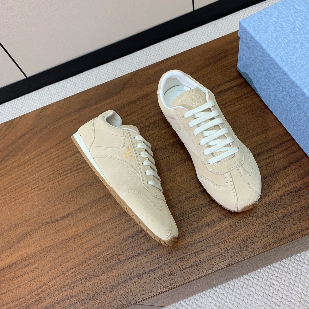 【Prad*】复古运动鞋。上脚非常舒适。鞋面牛京。羊皮内里及垫脚。定制橡胶大底。 码数:35-40(40