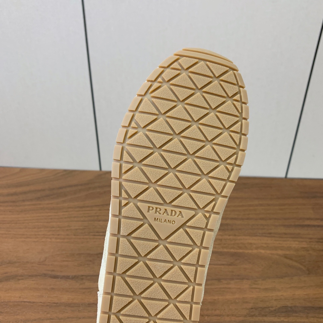 【Prad*】复古运动鞋。上脚非常舒适。鞋面牛京。羊皮内里及垫脚。定制橡胶大底。 码数:35-40(40