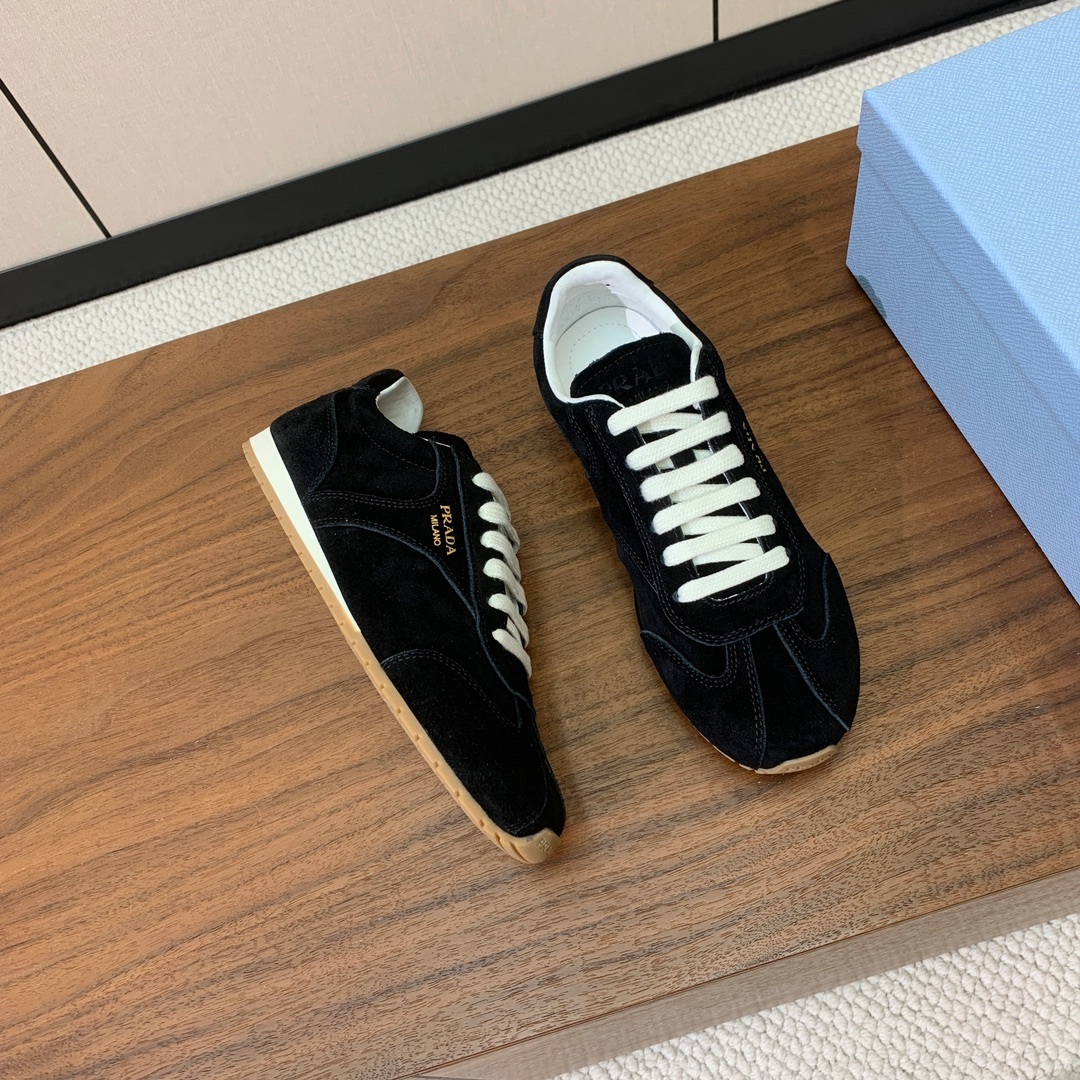 【Prad*】复古运动鞋。上脚非常舒适。鞋面牛京。羊皮内里及垫脚。定制橡胶大底。 码数:35-40(40