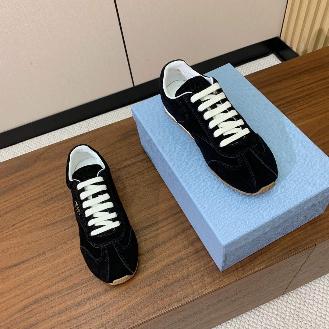 【Prad*】复古运动鞋。上脚非常舒适。鞋面牛京。羊皮内里及垫脚。定制橡胶大底。 码数:35-40(40