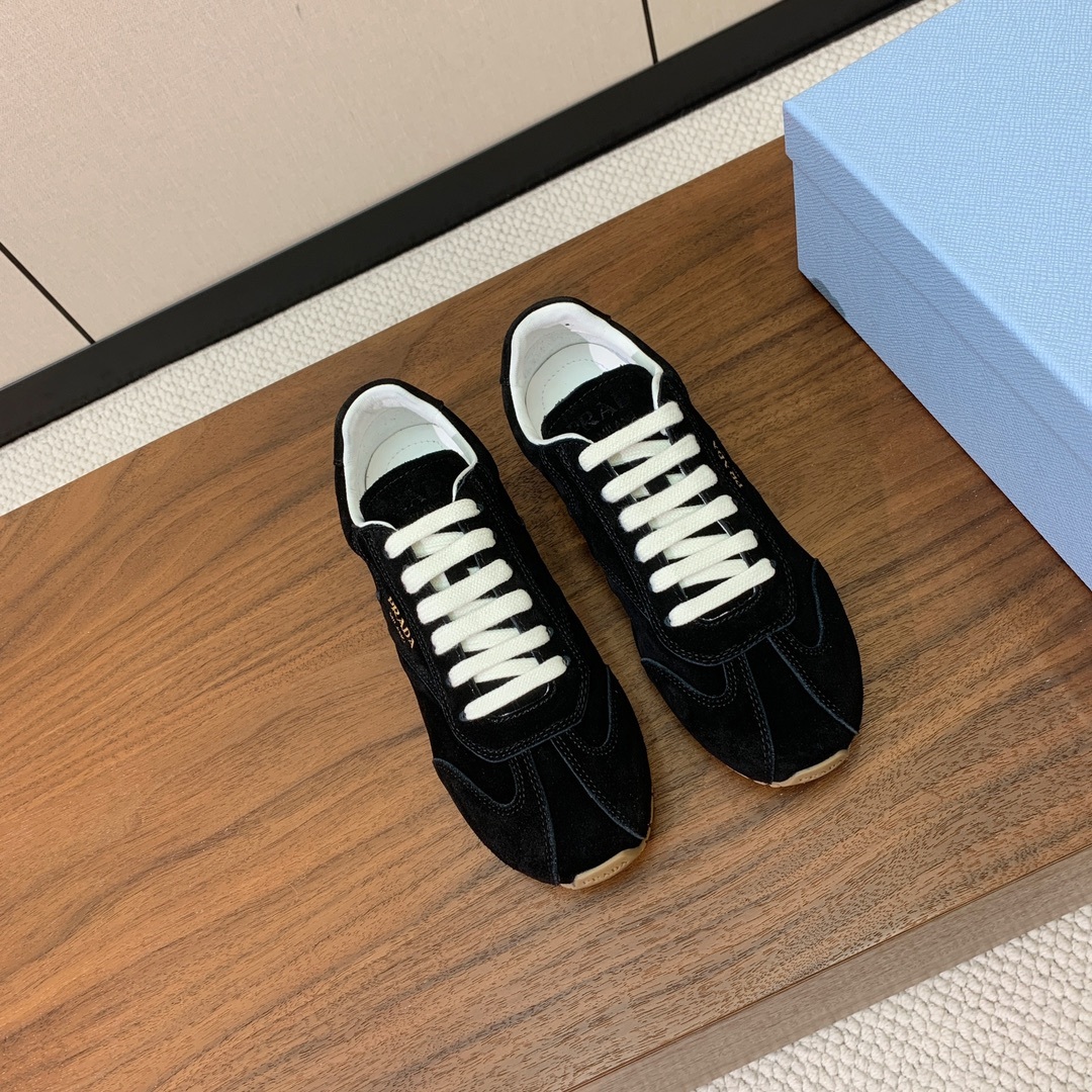 【Prad*】复古运动鞋。上脚非常舒适。鞋面牛京。羊皮内里及垫脚。定制橡胶大底。 码数:35-40(40