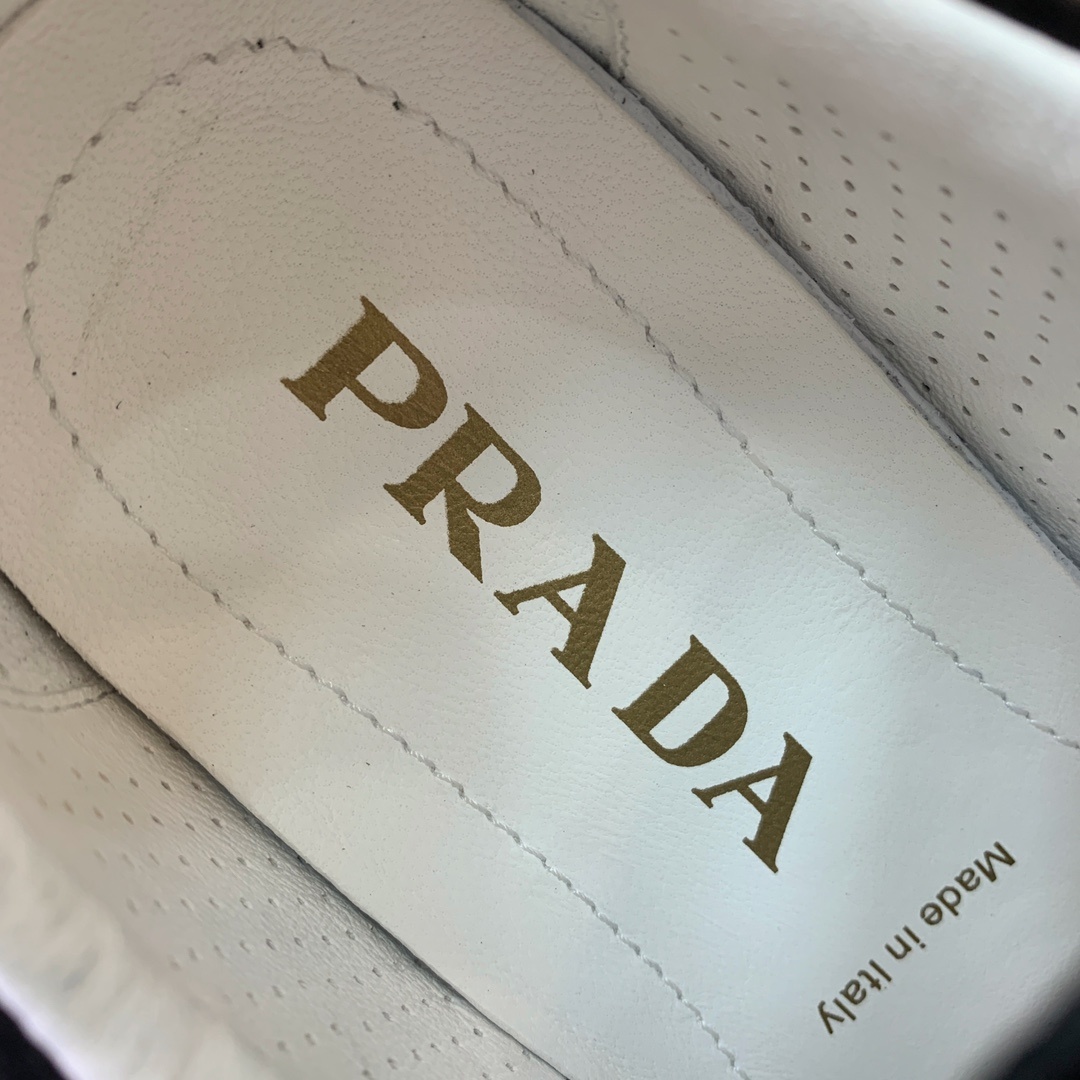 【Prad*】复古运动鞋。上脚非常舒适。鞋面牛京。羊皮内里及垫脚。定制橡胶大底。 码数:35-40(40
