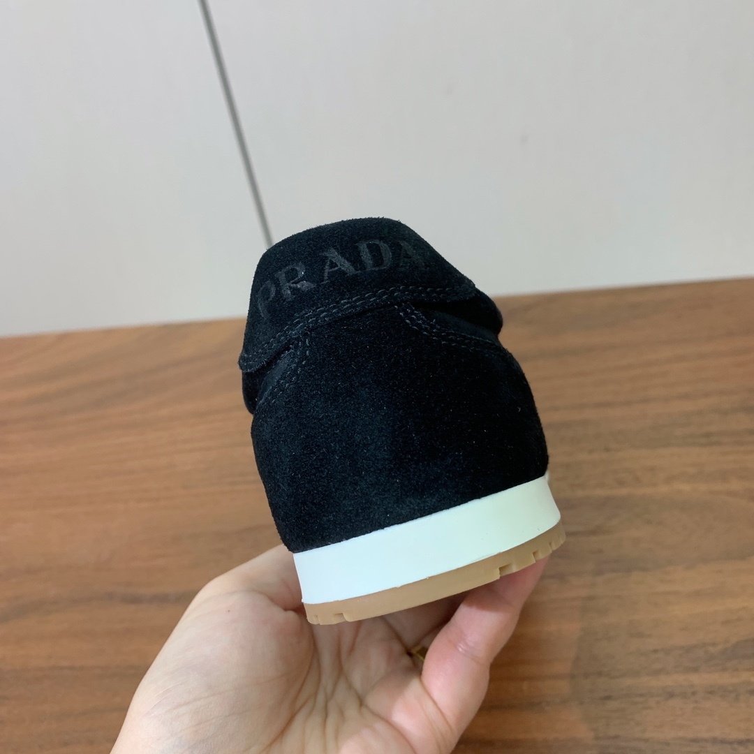 【Prad*】复古运动鞋。上脚非常舒适。鞋面牛京。羊皮内里及垫脚。定制橡胶大底。 码数:35-40(40