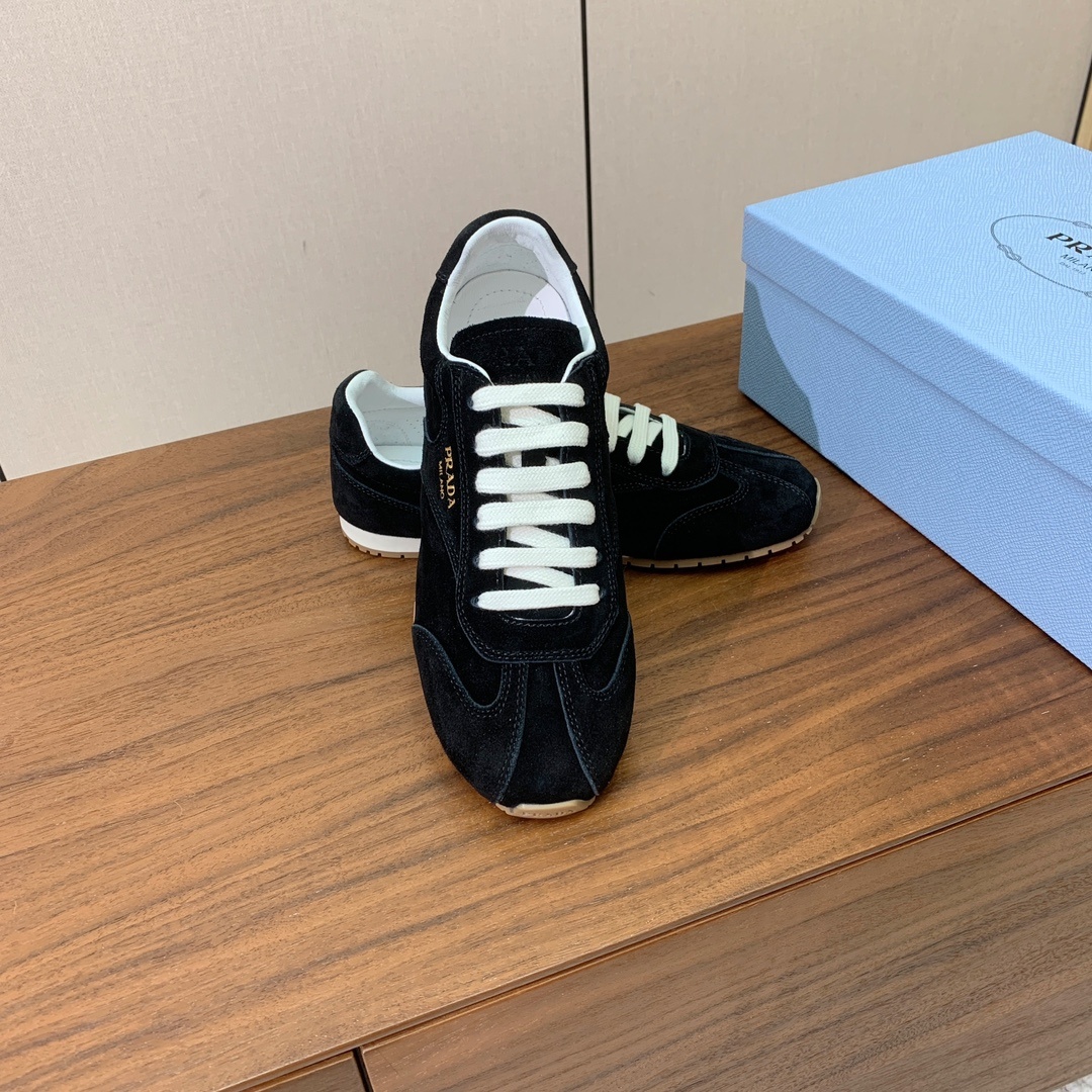 【Prad*】复古运动鞋。上脚非常舒适。鞋面牛京。羊皮内里及垫脚。定制橡胶大底。 码数:35-40(40