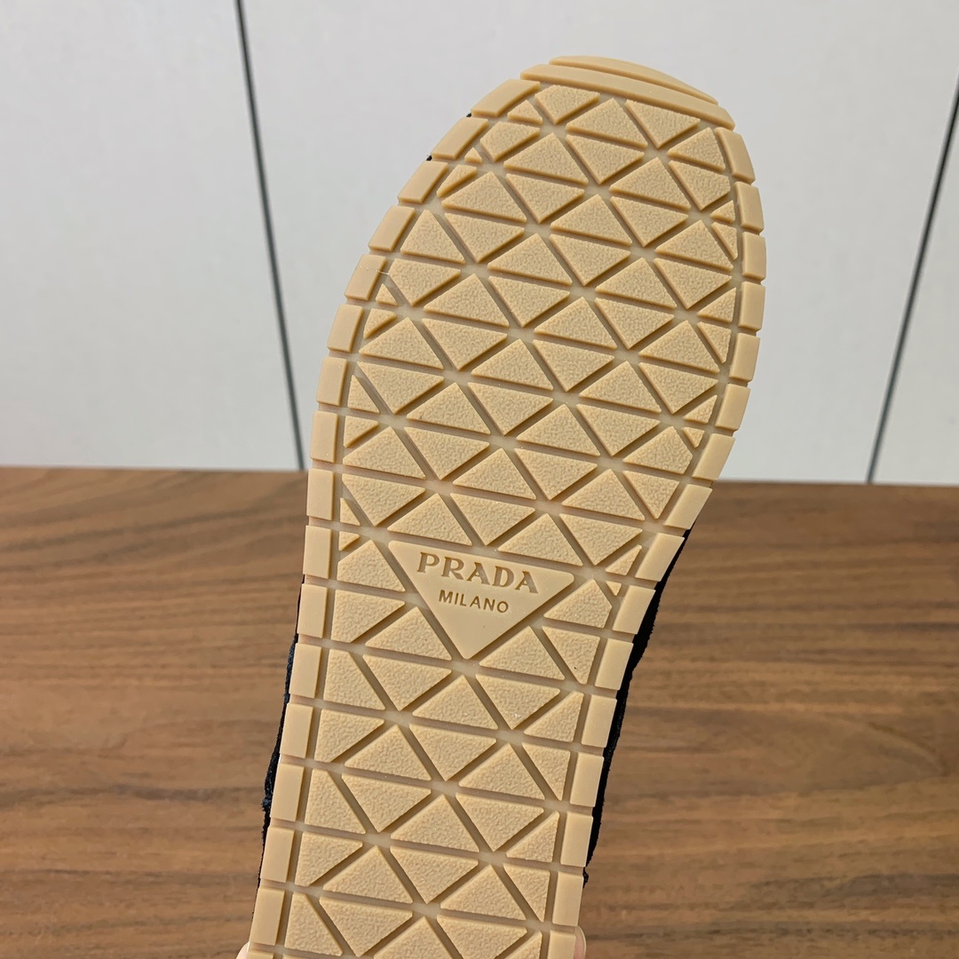 【Prad*】复古运动鞋。上脚非常舒适。鞋面牛京。羊皮内里及垫脚。定制橡胶大底。 码数:35-40(40