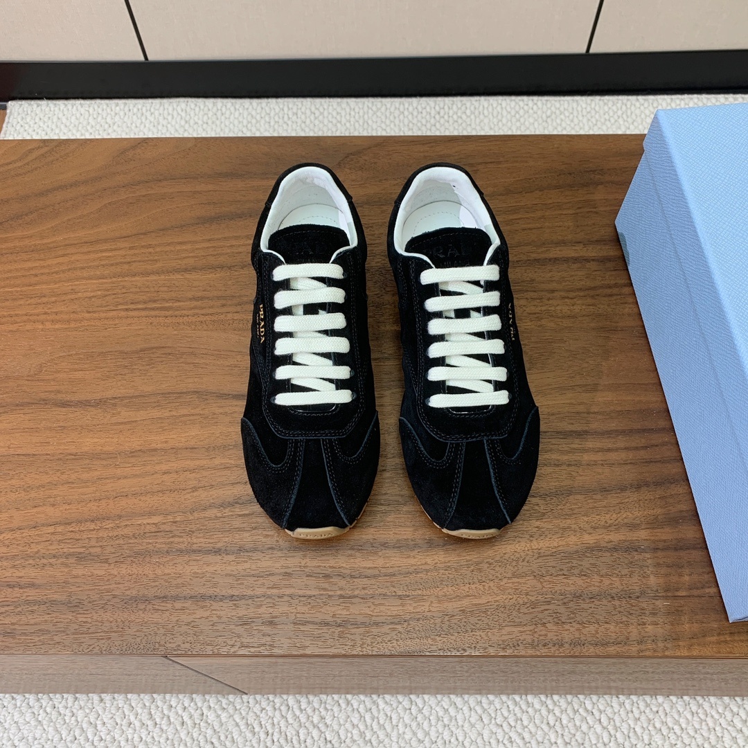 【Prad*】复古运动鞋。上脚非常舒适。鞋面牛京。羊皮内里及垫脚。定制橡胶大底。 码数:35-40(40