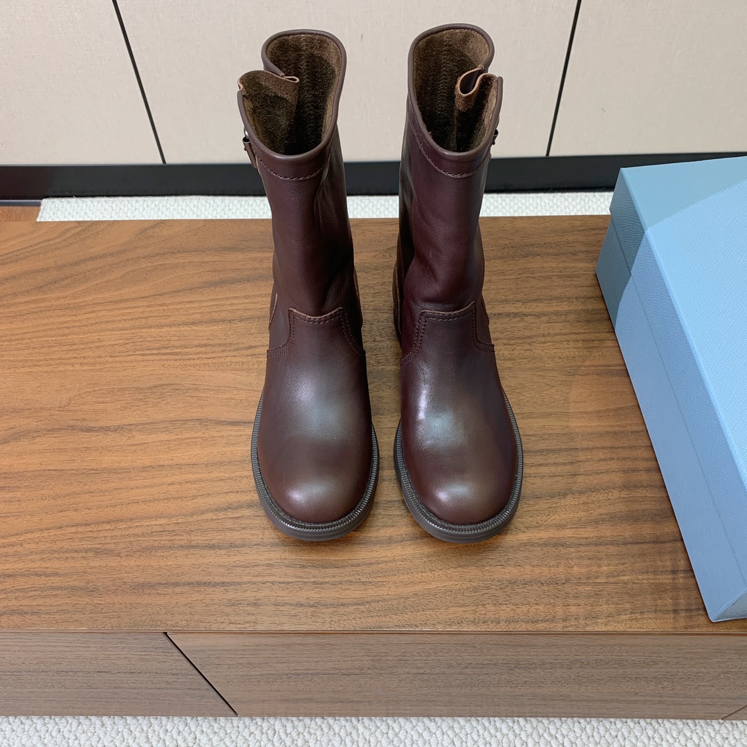 【Prad*】秋冬中靴。质感和细节拉满。鞋面定制小牛皮。原版大底码数：35-41 (40、41订做不退换