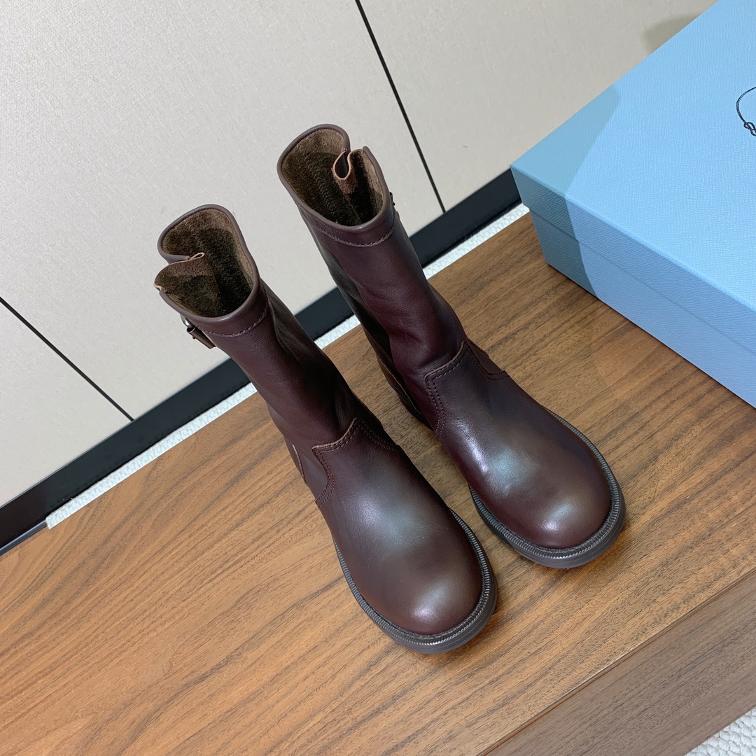 【Prad*】秋冬中靴。质感和细节拉满。鞋面定制小牛皮。原版大底码数：35-41 (40、41订做不退换