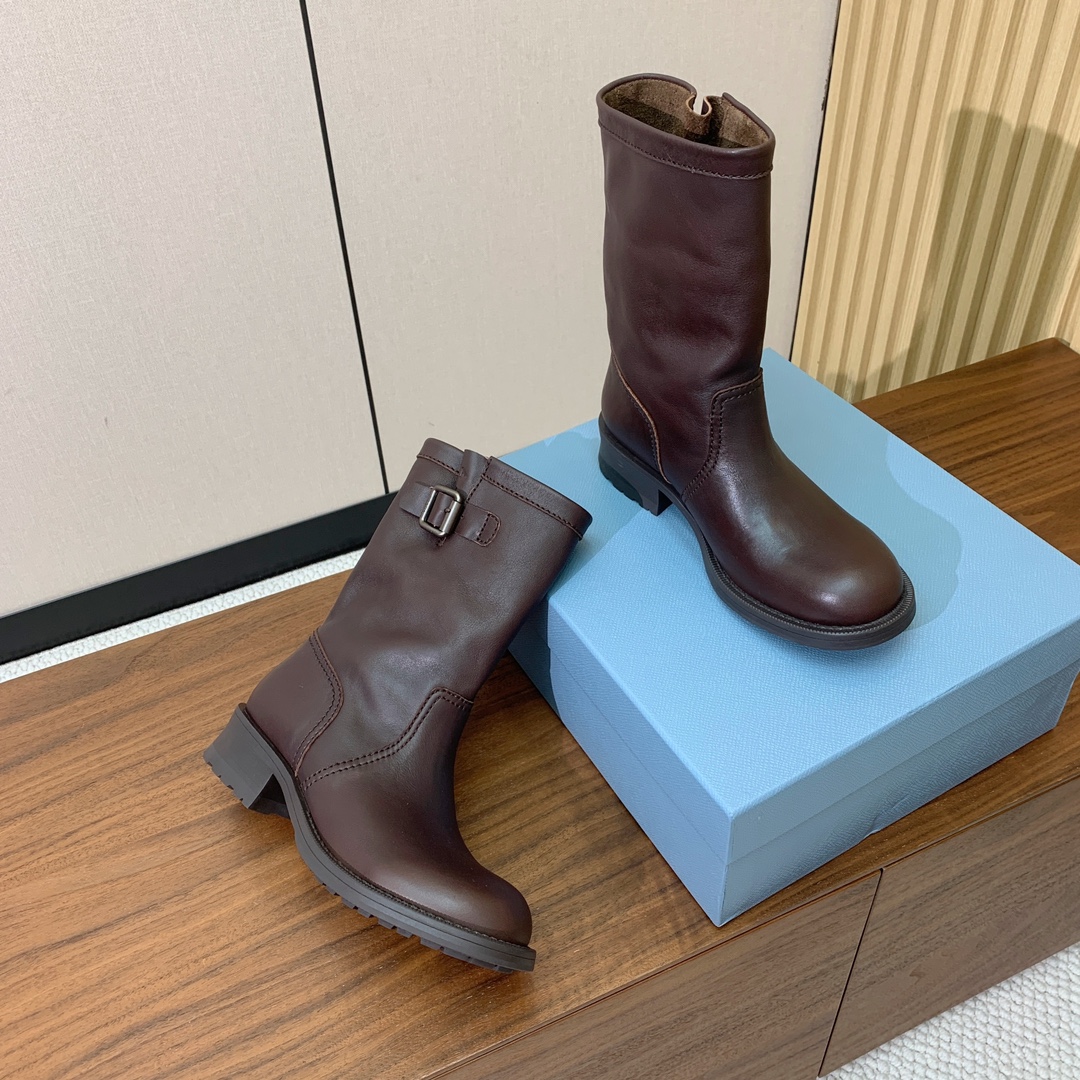 【Prad*】秋冬中靴。质感和细节拉满。鞋面定制小牛皮。原版大底码数：35-41 (40、41订做不退换