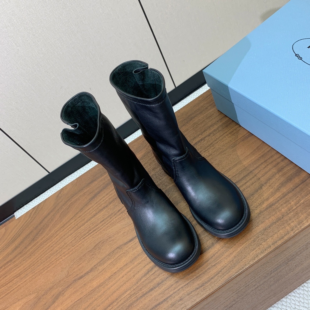 【Prad*】秋冬中靴。质感和细节拉满。鞋面定制小牛皮。原版大底码数:35-41 (40、41订做不退换