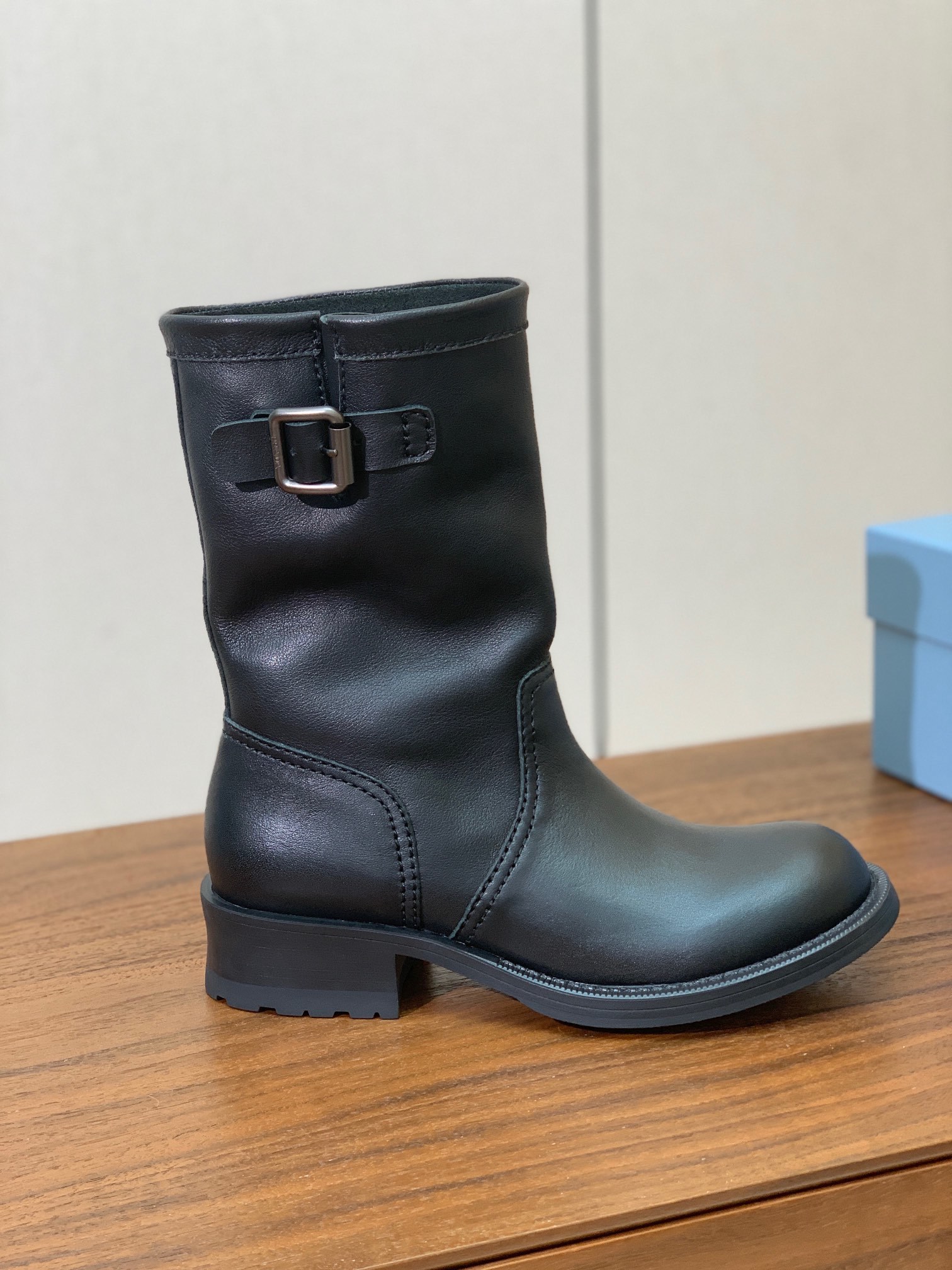 【Prad*】秋冬中靴。质感和细节拉满。鞋面定制小牛皮。原版大底码数:35-41 (40、41订做不退换