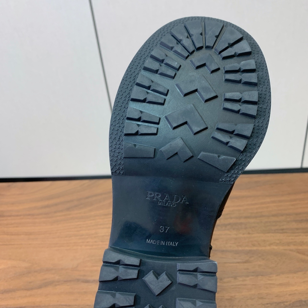 【Prad*】秋冬中靴。质感和细节拉满。鞋面定制小牛皮。原版大底码数:35-41 (40、41订做不退换