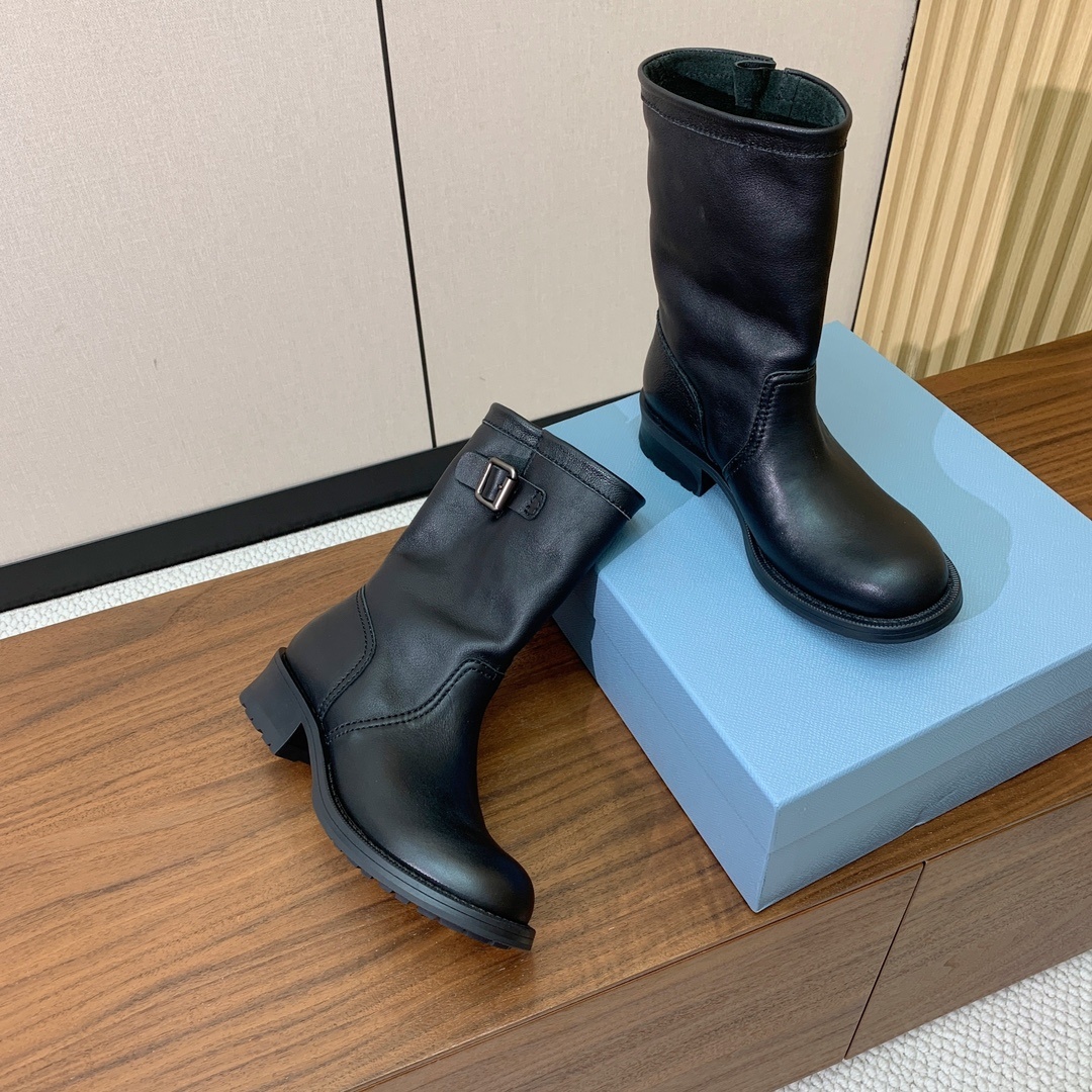 【Prad*】秋冬中靴。质感和细节拉满。鞋面定制小牛皮。原版大底码数:35-41 (40、41订做不退换