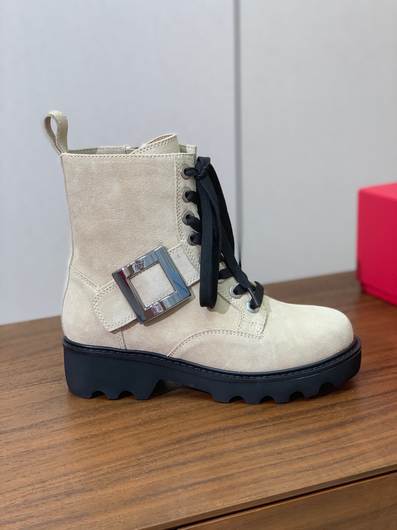 【Roger Vivier】罗杰维维亚方扣短靴。以柔软皮革制成，设有防滑厚底，点缀标志性饰扣，轻松为任意