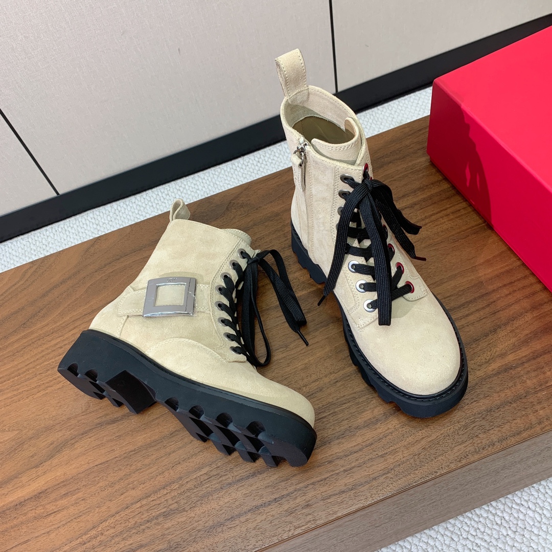 【Roger Vivier】罗杰维维亚方扣短靴。以柔软皮革制成，设有防滑厚底，点缀标志性饰扣，轻松为任意