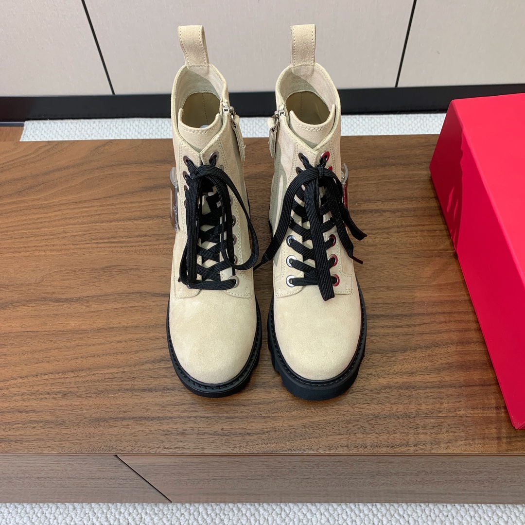 【Roger Vivier】罗杰维维亚方扣短靴。以柔软皮革制成，设有防滑厚底，点缀标志性饰扣，轻松为任意