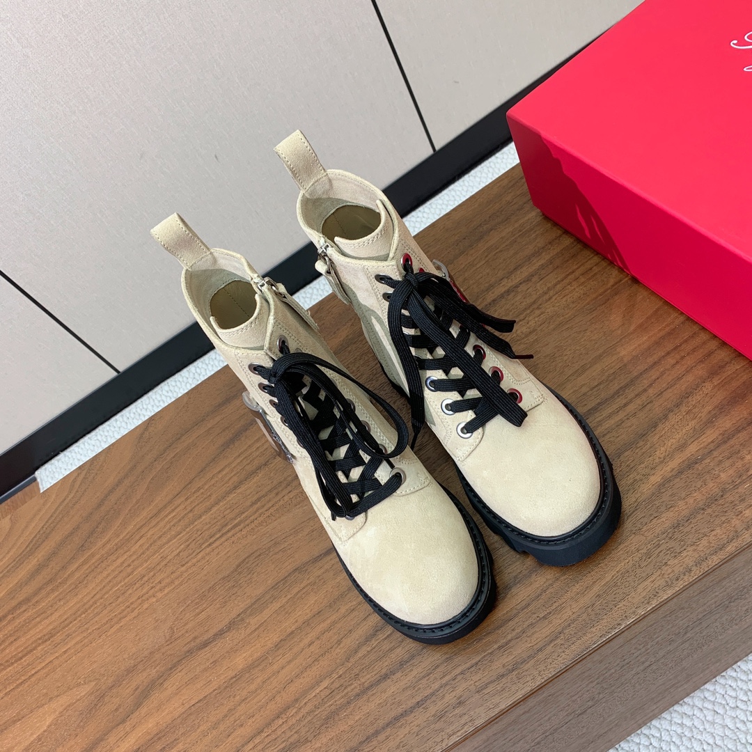 【Roger Vivier】罗杰维维亚方扣短靴。以柔软皮革制成，设有防滑厚底，点缀标志性饰扣，轻松为任意