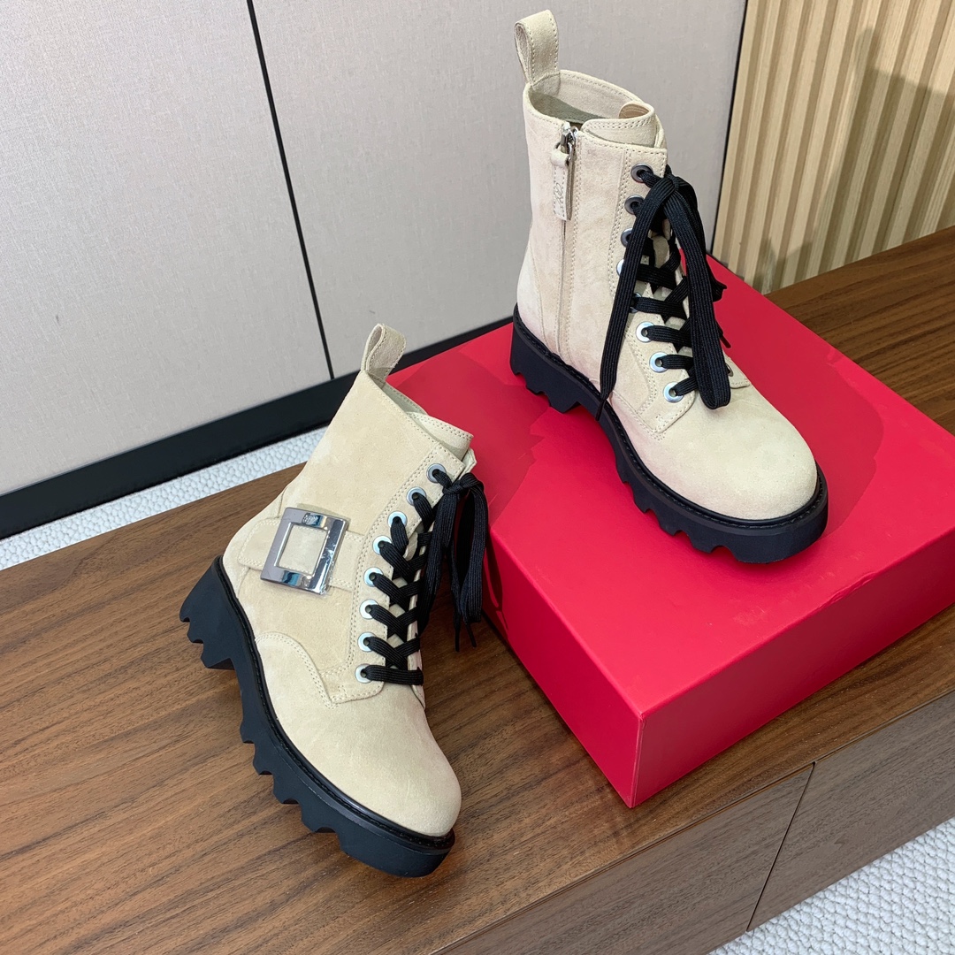 【Roger Vivier】罗杰维维亚方扣短靴。以柔软皮革制成，设有防滑厚底，点缀标志性饰扣，轻松为任意