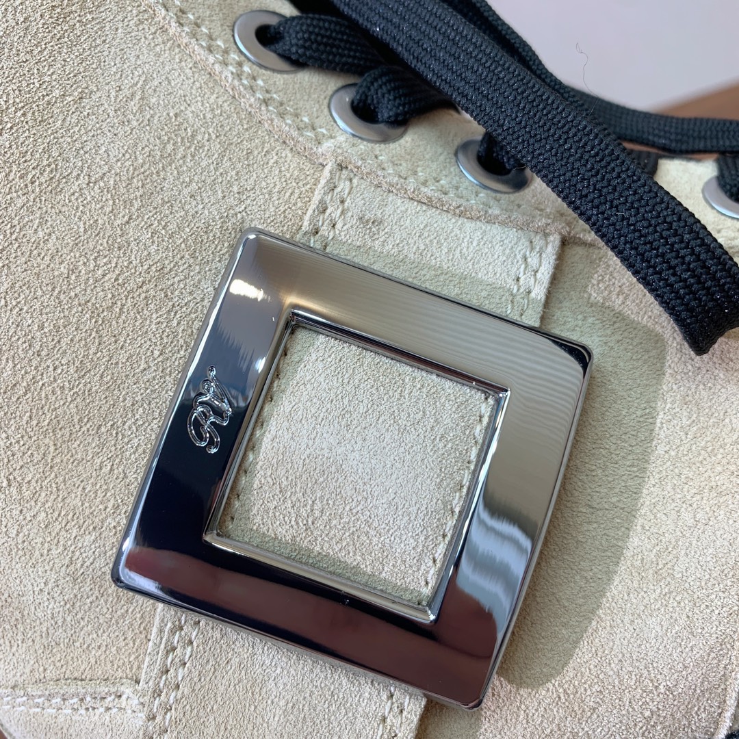 【Roger Vivier】罗杰维维亚方扣短靴。以柔软皮革制成，设有防滑厚底，点缀标志性饰扣，轻松为任意