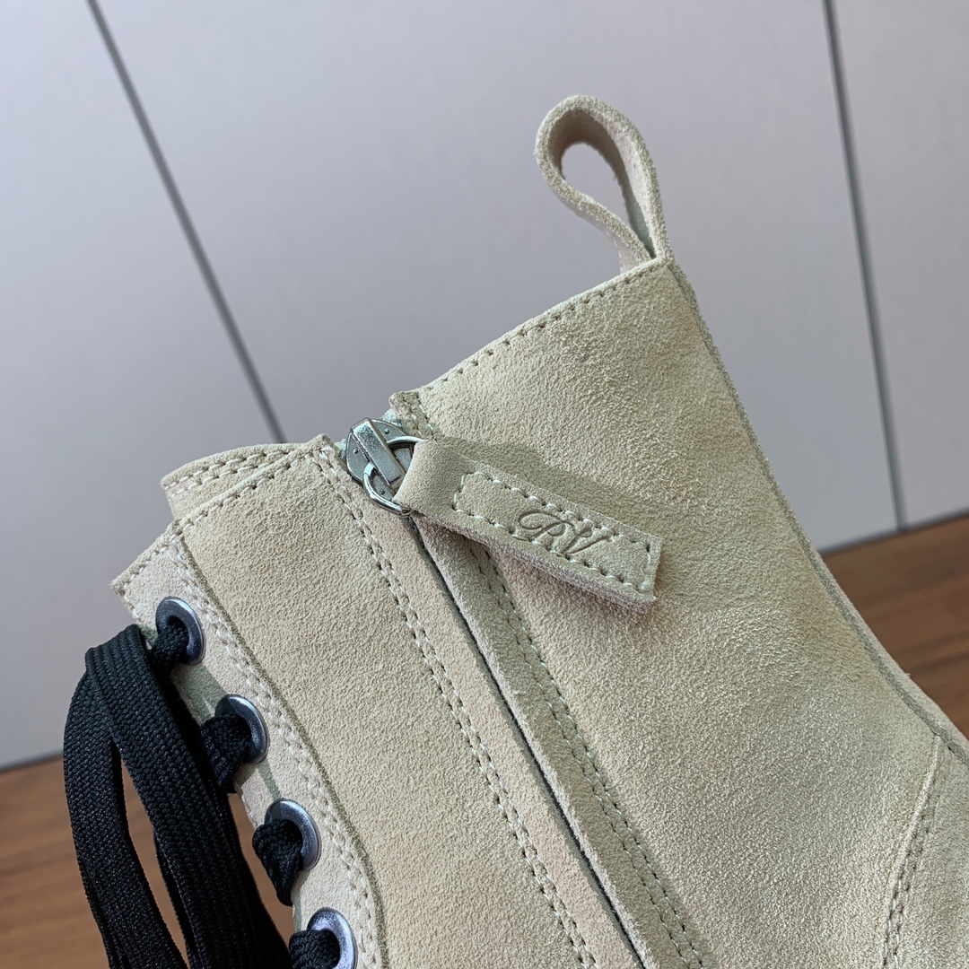 【Roger Vivier】罗杰维维亚方扣短靴。以柔软皮革制成，设有防滑厚底，点缀标志性饰扣，轻松为任意