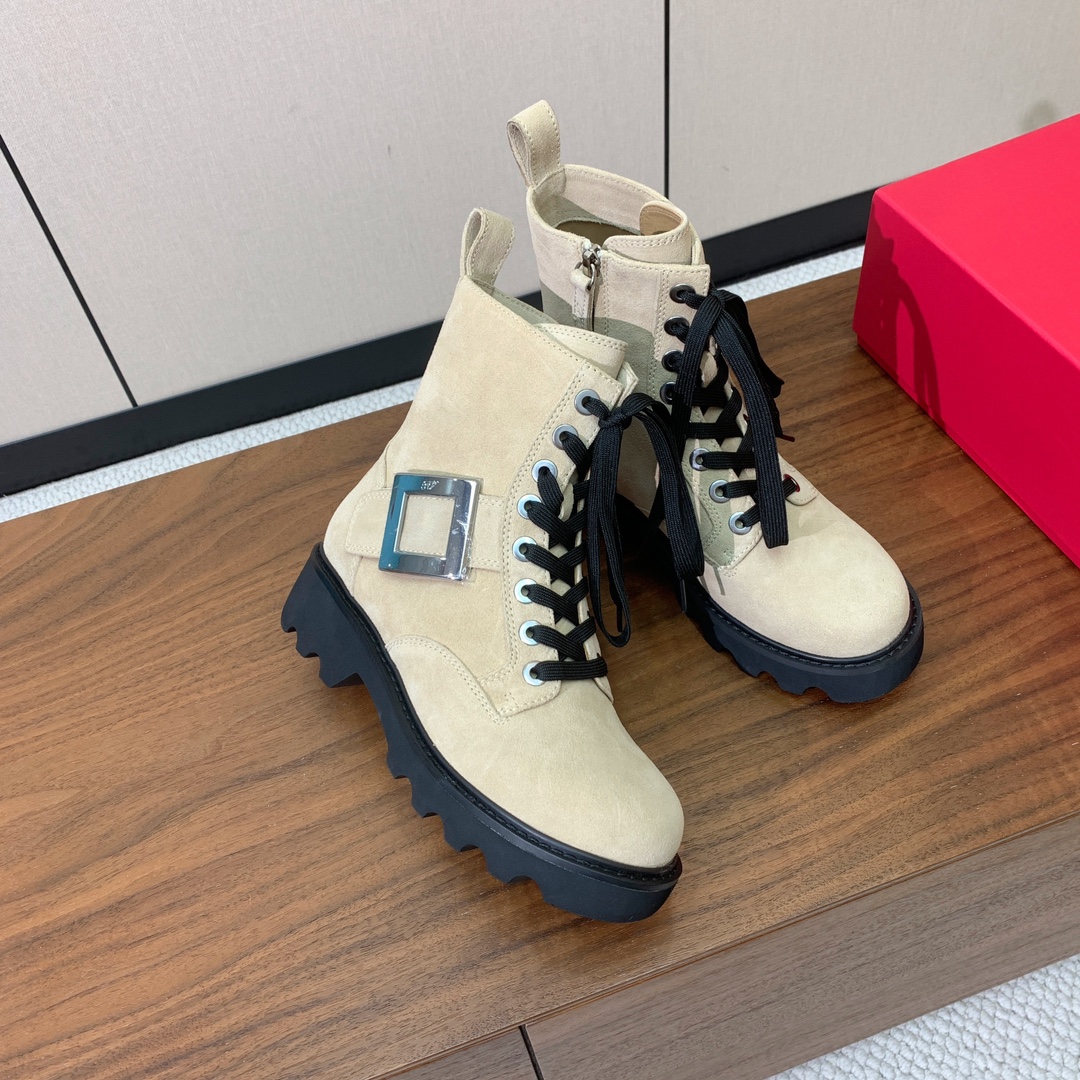 【Roger Vivier】罗杰维维亚方扣短靴。以柔软皮革制成，设有防滑厚底，点缀标志性饰扣，轻松为任意