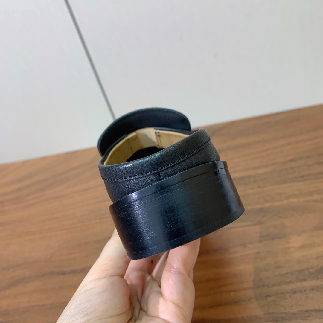 【Maison Margie*a】马吉拉穆勒鞋。复古韵味，显瘦百搭。鞋面定制牛皮。牛皮内里及垫脚。真皮大